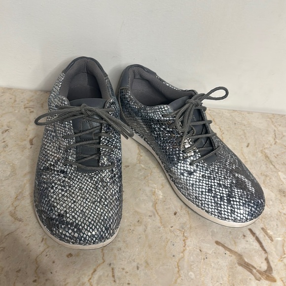 Alegria By Pg Lite Shoes Metallic Snake Print Leather - Picture 1 of 5